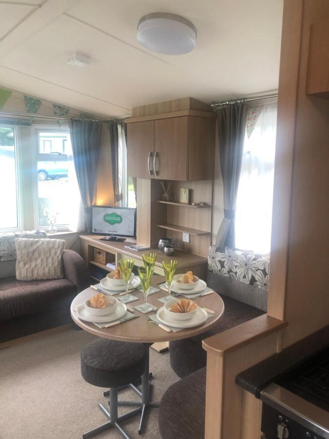 Cosy Caravan Minutes From The Holiday home