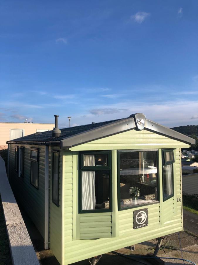 Cosy Caravan Minutes From The Holiday home