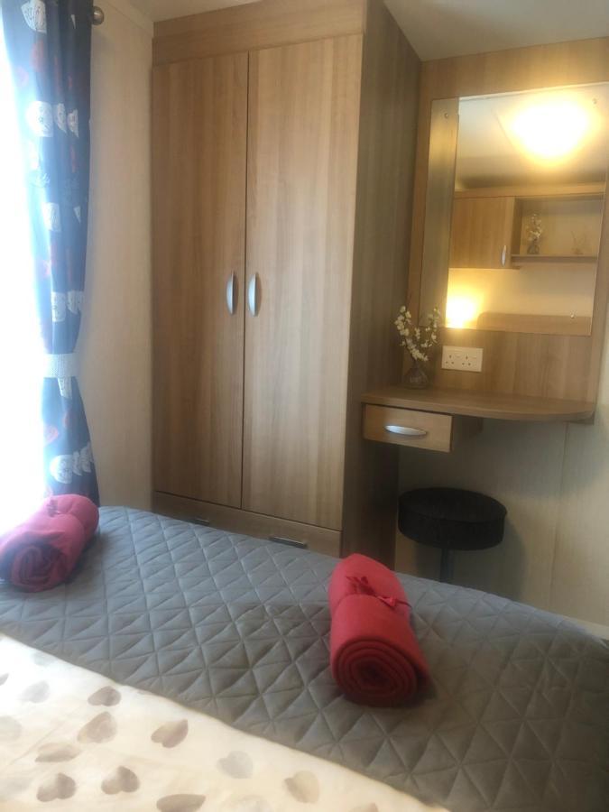 Cosy Caravan Minutes From The