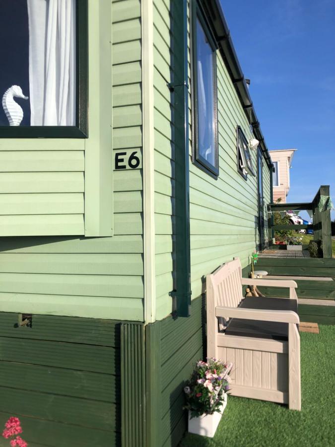 Cosy Caravan Minutes From The